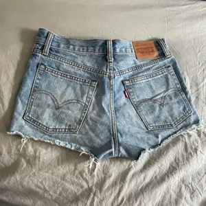 Hej! Jag säljer mina jättefina Levis jeans shorts💕 för de har tyvärr blivit för små :/ Det står strorlek 25 men jag skulle säga att de är i XS/S om man föredrar korta shorts💕
