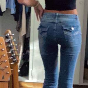 Ett par ljusblå low waist jeans med ass balla fickor där bak. Dom är storlek 34 och sitter superbra. Är 1.63 och dom sitter perfekt men om man är längre funkar längden på dom superbra också. skriv för mer bilder om du är intresserad💕
