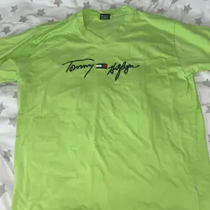 Tommy Hilfiger T-shirt!  Storlek L Skick 9/10 Nästan oanvänd 