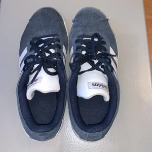   adidas skor - Storlek 35, har använt ungefär 3-5 gånger, är sköna och snygga.