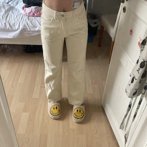 Mom jeans - Mom jeans från SHEIN. Fina mom jeans i en beige färg. Fint skick. Skickas spårbart med Postnord. 