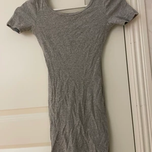 Grå enkel klänning - Grå enkel klänning