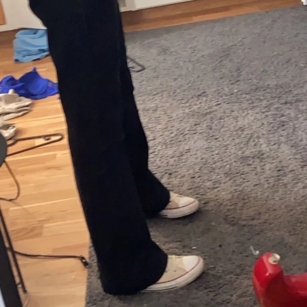 Ett par svarta low waist jeans som är bevarade väl. Dom är i storlek 29 och sitter super snyggt på mig som vanligtvis är 26/27 i storlek. Är 1.63 och är perfekt i längden men hade passat bra på någon längre. Skriv om du vill ha mer bilder💕!!!. Jeans & Byxor.