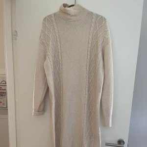Stickad klänning - En så mysig stickad klänning att ha inför vintern, använder ej🤍