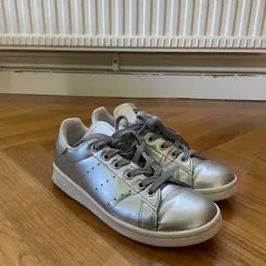 Silvriga adidas skor i storlek 37, i använt skick men är ändå i väldigt fint skick. Köpare står för frakt