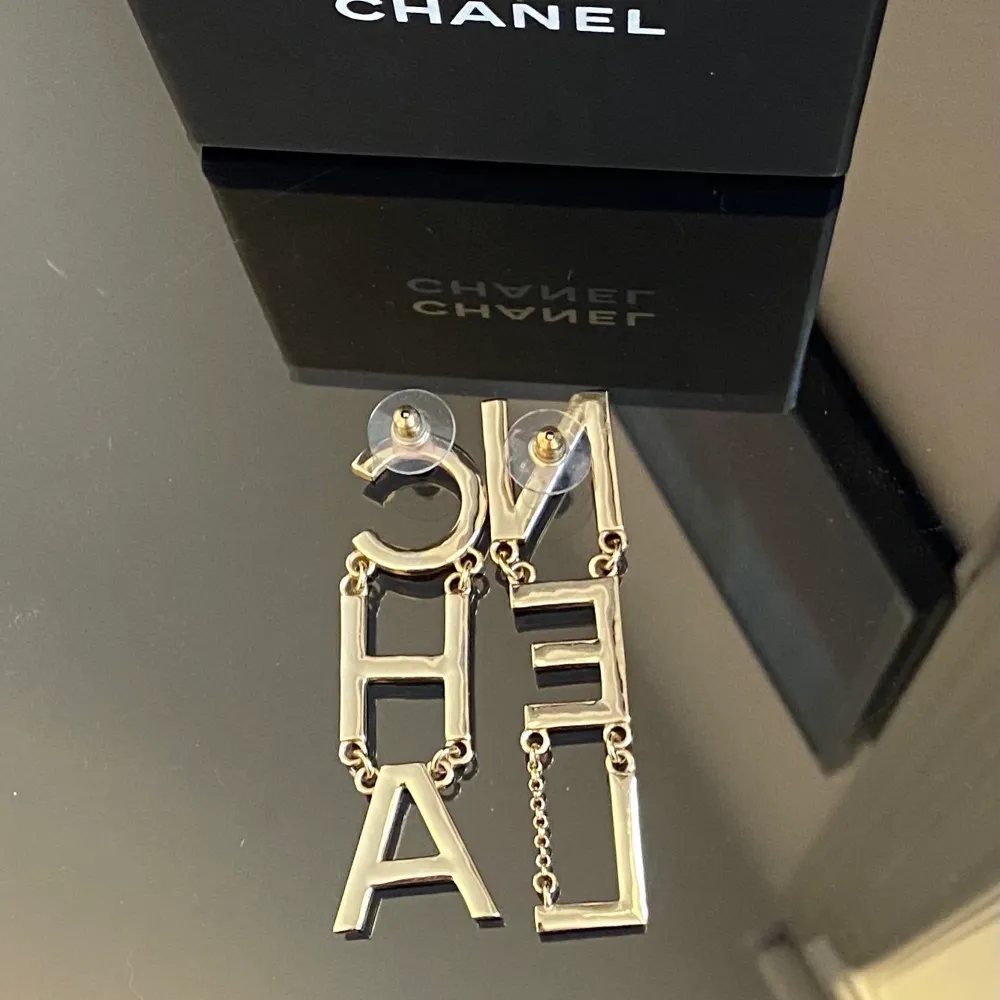 Säljer dessa fantastiska Chanel letter earrings då de tyvärr är för tunga för mig ( vikt 26g för båda ).  Kommer med påse.   Inköpta vintage för cirka tre år sedan. De är från 2019 och innehar stämpel på baksidan.. Accessoarer.
