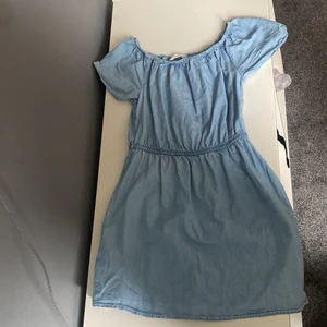 Säljer - Säljer en fin klänning har använt 5/6 gånger😅 bra Skick