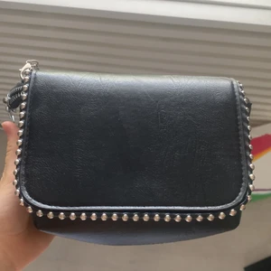 Shien  - En väska från shien  super fin man får plats med mycket det ser litet ut med det är lagom stort 