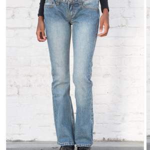 Superfina jeans från brandy Melville, andvända endast en gång. Storleken är one size men passar som S och XS🥰🥰 ordinarie pris är 400kr och jag säljer för 300kr+frakt🥰🥰
