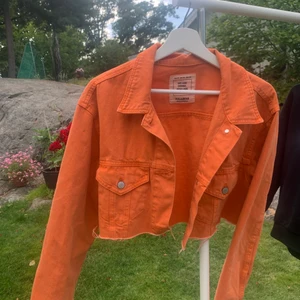 Orange jeansjacka - Ascool tegelorange croppad jeansjacka från Pull&Bear, använt så mycket 2019 men som tyvärr inte passar längre⚡️