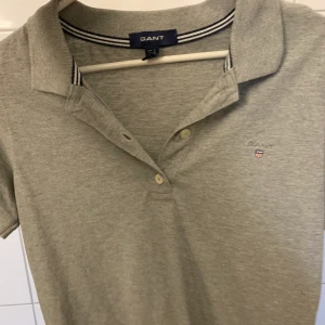 Grå Gant t-shirt i storlek S - Grå gant t-shirt i storlek S