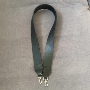 Carin wester väskband  - Säljer mitt väskband från carin wester.  Inget slitage på bandet.  mått 100x5cm.  köparen står för frakten