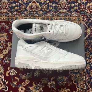 New Balance grey/white - New Balance Grey/white. Helt nya och oanvända. Skickas snabb och spårbar. Undrar ni över något? Skriv så svarar jag så fort jag kan 🙂