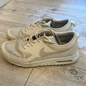 Nike skor - Knappt använda då det är för små