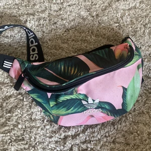 Adidasväska  - Perfekt midjeväska från adidas i sköna färger! Använt skick, har ett mindre innerfack med dragkedja. 