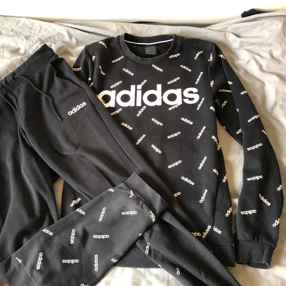 Adidas tröja + byxa set Small - 90