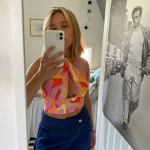 Färgglad topp - Säljer denna fina topp som jag köpte på zara förra sommaren. Använd typ en gång och är i fint skick. Säljer pga för liten. Köpare står för frakt