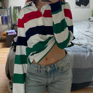 Tröja - Striped långärmad tröja från holly&white, knappt använd, storlek 158-164 (xs ish), säljer för 50kr + frakt 🚚! Skriv vid intresse eller frågor!