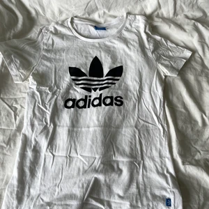 Vit adidas t-shirt  - En vit adidas tröja i S  för 40 plus frakt