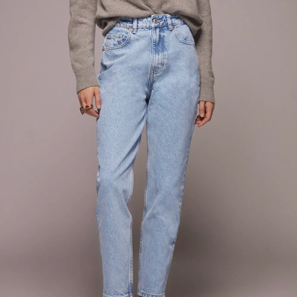 Säljer dessa snygga mom jeans från zara, dom är i väldigt bra skick har dom i storlek M men är vanligtvis en S. Köpt för 500kr. Jeans & Byxor.