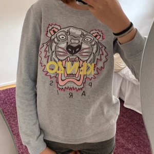 KenzoKids tröja 14år - Dena jättefina Kenzotröjan säljs nu pga att jag inte har så mkt användning av den. Använd kanske 10-15 gånger men fortfarande helt fläck fri och ej nopprig. Originalpriset ligger på ungefär 1000kr men säljs för 300kr. Storlek är 14år men passat mig sen jag varit 11år ( då lite oversized ). Nu e jag 13 / s / 156 och den passar utmärkt. Skriv om intresserad, och glöm inte att köpare betalar för frakt🫶🏼