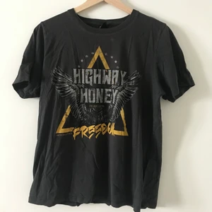 T-shirt  - En t-shirt i bra skick☺️