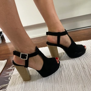 Svarta klackskor H&M - Svarta klackar från H&M divided. Använda men i fint skick. Lite avskavda på sidorna, se bild 3. Möts upp i Stockholm eller skickar mot fraktkostnad 