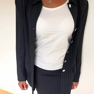 Kavajset  - Ett snyggt oversized kavajset! Endast kjolen kan köpas för 100kr och bara kavajen för 120kr, tillsammans 200kr 💕💖