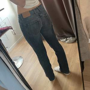 Snygga mörkblåa Levis jeans. Lågmidjade och rätt tajta, säljer för har aldrig använt dom och synd att dom bara ligger i garderoben!!