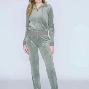 Söker dem juicy  - Jag söker dem juicy byxorna för 400 - 800 skriv i storlek xs om ni har det gärna runt 400-600 men det går bra upp till 800 men då kan ni få vänta ett litet tag innan jag kan betala ☺️ 