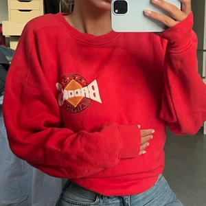 Tjocktröja - Vintage-tröja köpt på second hand i Stockholm, jättefint skick 🥰 Storlek M men det är antagligen en herr-storlek. På mig som i vanliga fall har 36/ small på överkroppen sitter den oversized ❤️🧡