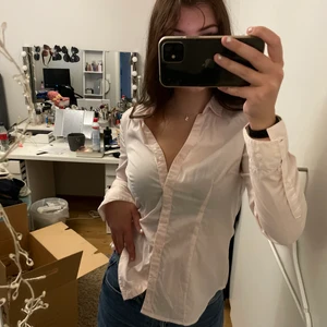 Skjorta  - Ljusrosa skjorta med fina detaljer, använd 1 gång. Frakten nedtill behöver inte nödvändigtvis stämma. 