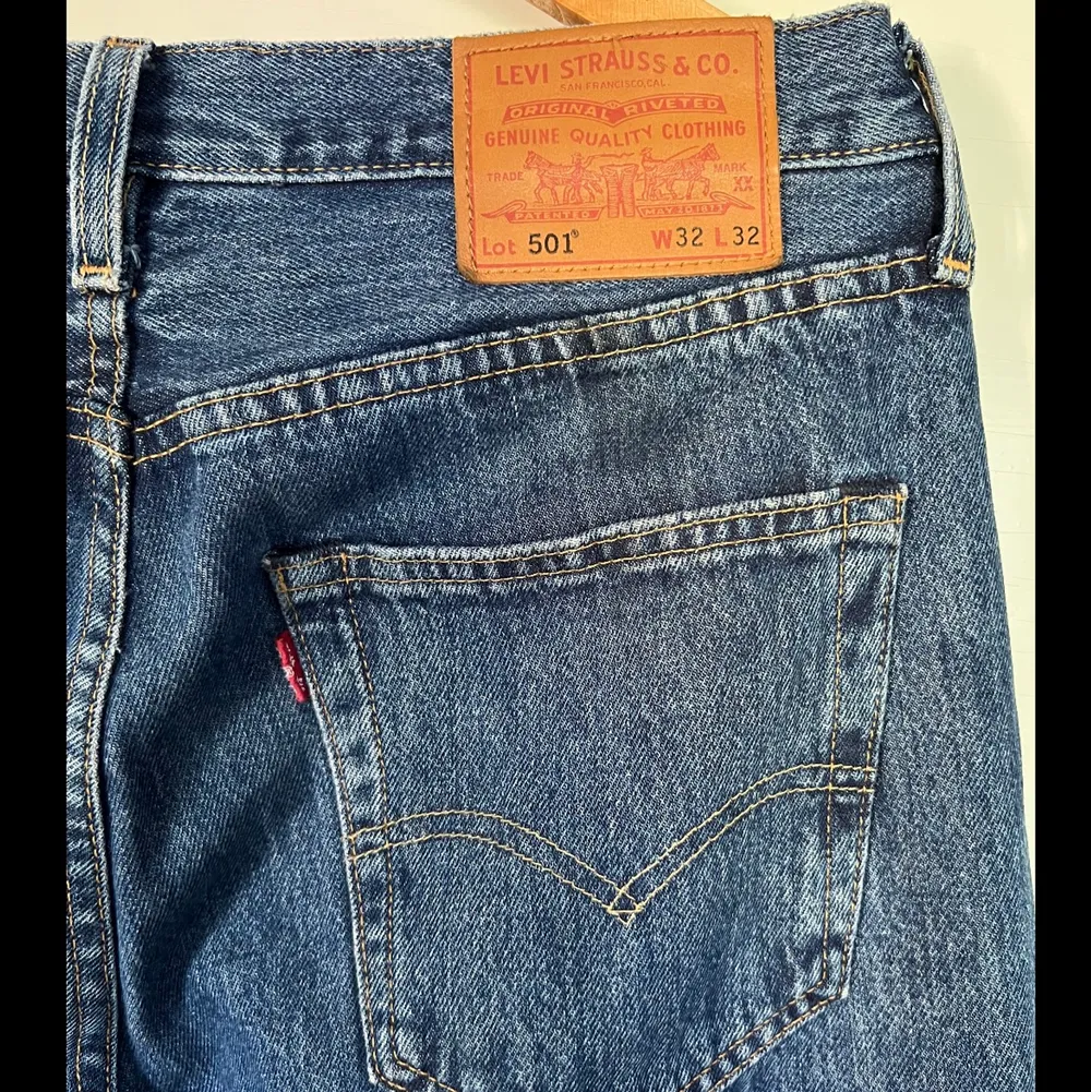 Levis 501 i storlek W32 L32 i fint skick.   Se andra annonser för samfrakt och fråga om det finns funderingar!. Jeans & Byxor.