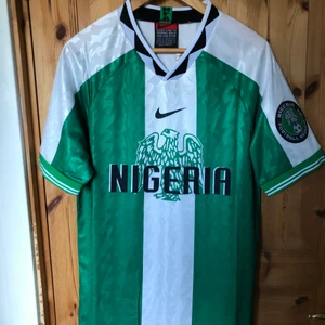 Replika Nigeria landslagströja Strl: M - Ny replika version av denna klassiska fotbollströja 