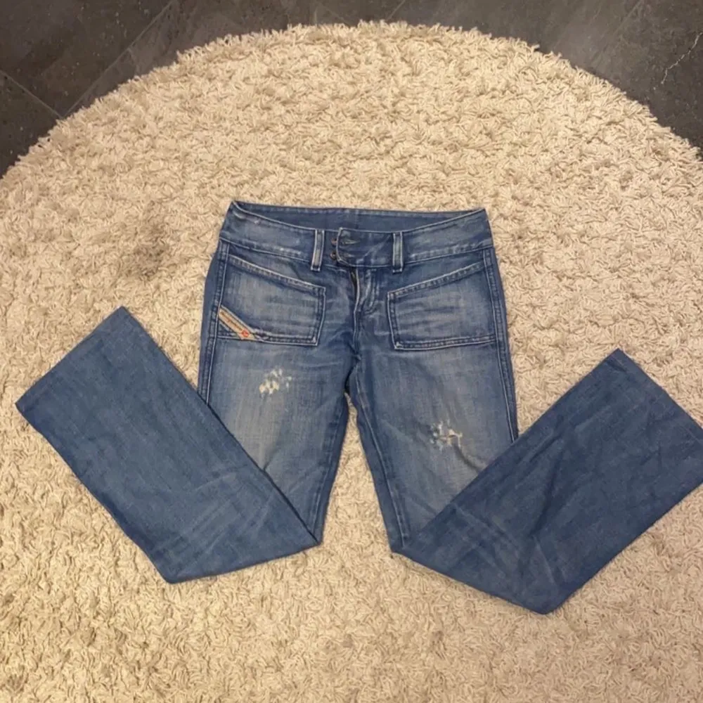 Säljer nu mina lågmidjade dieseljeans för att dom tyvärr är lite för små :( Jag är omkring 167 och dom är ganska korta på mig, men funkar när man har skor till!🤎. Jeans & Byxor.