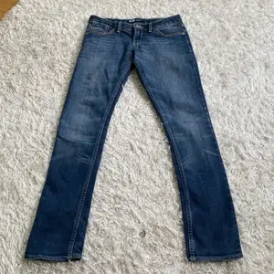 Lågmidjade Levis jeans. Kommer tyvärr inte till användning längre. Väldig fina och skönt material.
