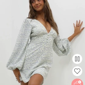 Klänning - Snygg sommarklänning från Nelly. Den har aldrig kommit till användning, helt nyskick! Nypris: 523kr☁️⚡️ Priset kan även diskuteras vid intresse🫶🏼