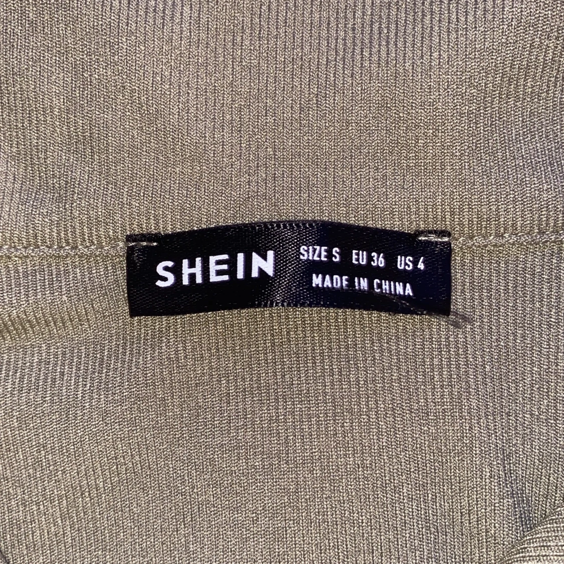 Grön tröja med knappar - 91