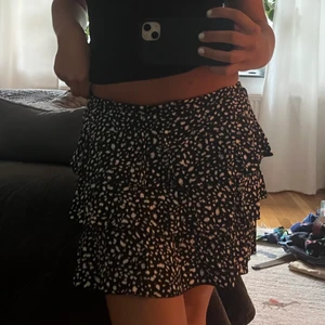 Svart prickig kjol - En svart prickig kjol från Two Angels i storlek S (passar xs också). Köpt sommaren 2020 och i bra skick. Du står för frakt.