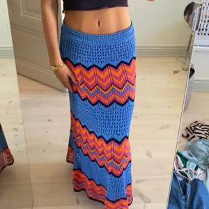 Säljer denna stickade kjolen ifrån zara. Den har detta trendiga ”missioni” mönstret och är så fin. Storlek s, lågmidjad lång❤️❤️tryck inte på köp dirket tack💜💜💜