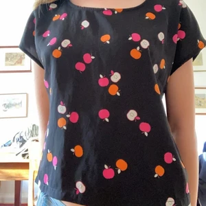 Svart tröja🍎🍏 - Jätte gullig tröja med äpplen i olika färger 