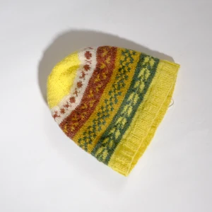 Stickad mössa - One-of-a-kind stickad mössa. Stickad av Röda Korsets-stickgrupp i Västerort tillsammans med Ebba Martin. Alla pengar från budgivningen går oavkortat till Röda Korsets arbete för att hjälpa människor i kris och katastrofer.