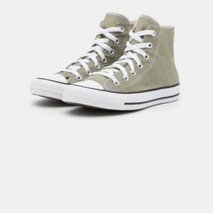 Gröna converse - ANVÄND INTE KÖP NU  Säljer mina Converse då dom inte kommer till användning, har använt kanske två ggr så dom är i väldigt bra skick. Har inte kvar lådan till skorna tyvärr. Nypris 679kr. Frakt tillkommer på 69kr Är många intresserad får ni buda☺️