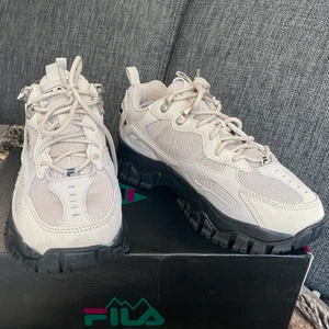 FILA skor HELT NYA! 🌟 - Super fina helt nya fila skor. ⭐️ för små för mig tyvärr så  måste sälja vidare. RAY TRACER är modellen. Strl 38,5. Endast testade. Följer med kartong. Köpt från JD SPORTS. 🌟