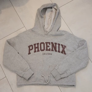 Ginatricot hoodie i storlek S - Gråa hoodie från Gina, mjuk o skön material, plagget är i bra skick OBS! Frakt ej inkluderat🤍🤍 (Vid frågor o flera bilder kan ni skriva till mig)