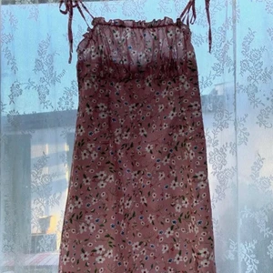 Sommar klänning - Bilden är inte min. Jag köpte plagget på plick men den var för kort på mig (jag är 177 cm lång). Den var otroligt fin så jag är väldigt ledsen om att den inte passa. Om du är kortare än mig, eller vill ha en ganska kort klänning så skulle den här klänningen passa perfekt! Köpare betalar för frakt