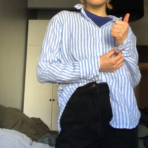 Randig sommarskjorta - Säljer denna sköna, tunna skjorta från Ginatricot. I stl 40 och har en bra passform.