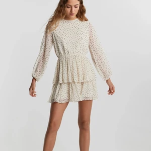 Sommarklänning - Super fin vit prickig sommarklänning från ginatricot! Använd 1 gång, mycket bra skick. Storlek 38. Pris 250kr + eventuellt frakt. 