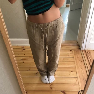 Beige linnebyxor  - Beige linnebyxor perfekta till vår och sommar! Bra skick