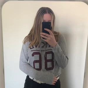 Grå croppad tunn hoodie  - Grå croppad hoodie i tunnare tyg! Med luva 